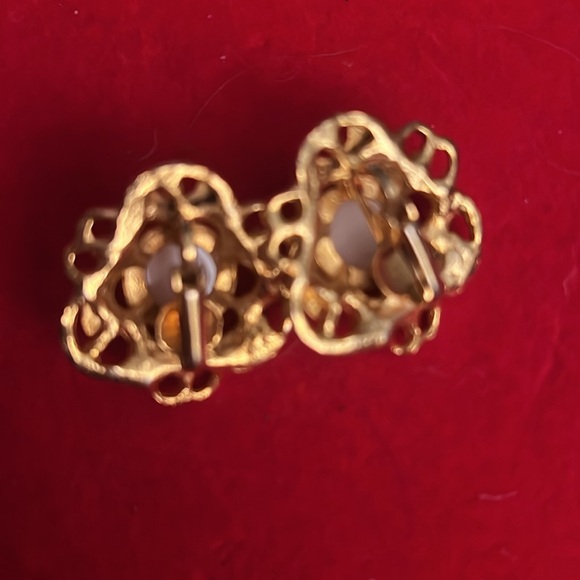 Vintage clip on earrings! Beautiful with a pearl center and goltone - Picture 2 of 4